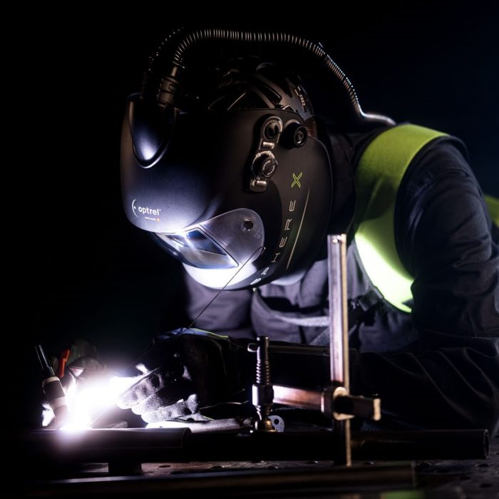 Lasser met Optrel sphereX automatische lashelm tijdens laswerk – beschermende lasuitrusting bij Hatek
